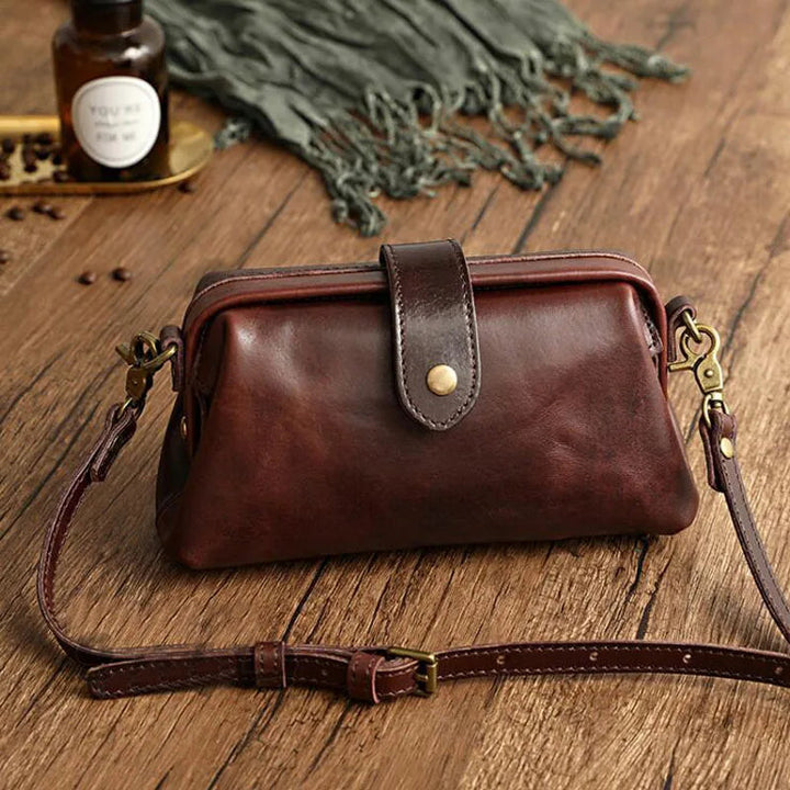 Herdis | Classic and compact bag in warm cognac shade