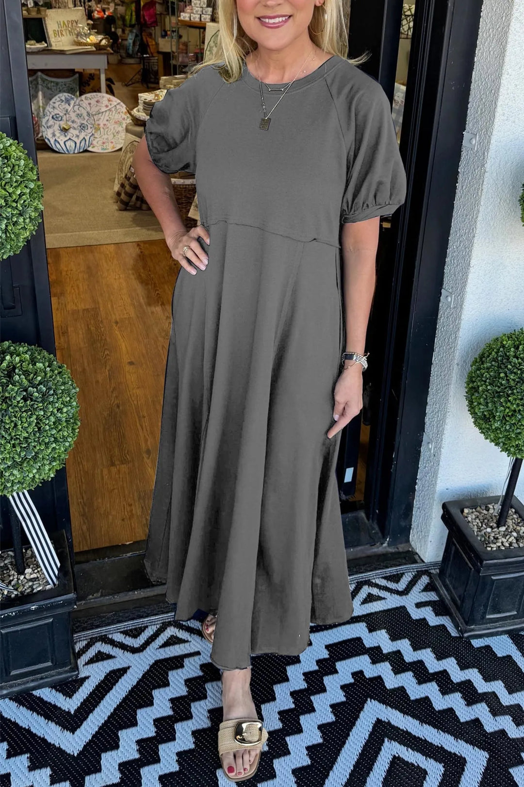 Elegant Maxi Dress with Puff Sleeves and Round Neck