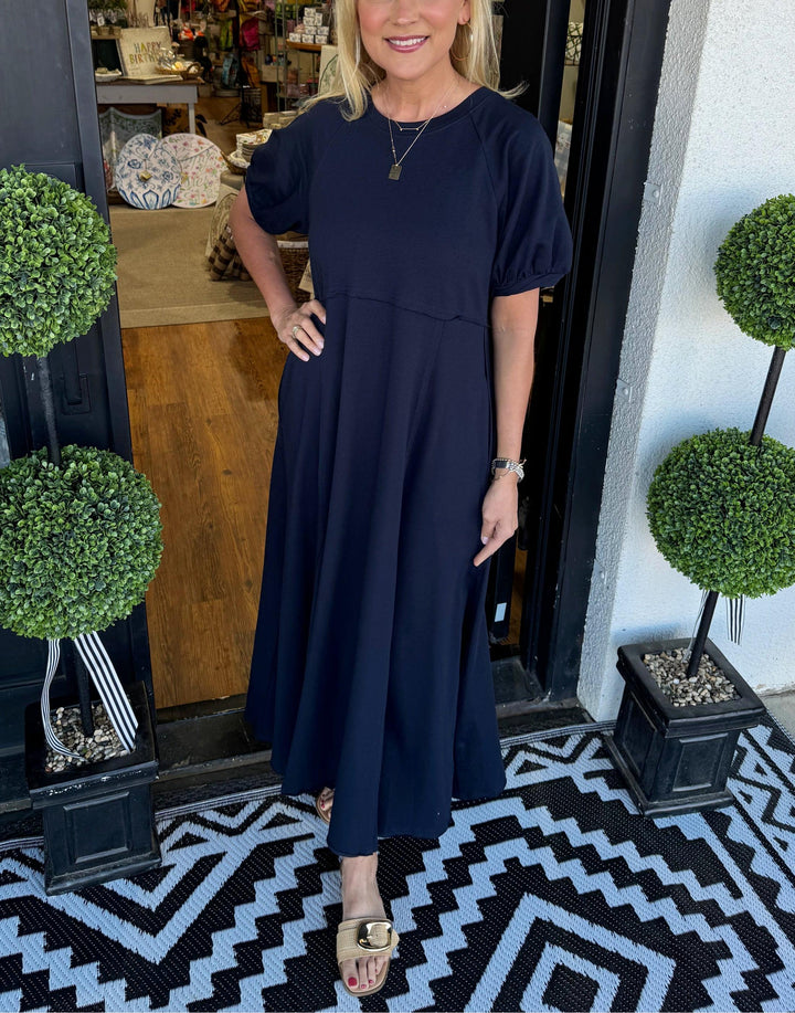 Elegant Maxi Dress with Puff Sleeves and Round Neck