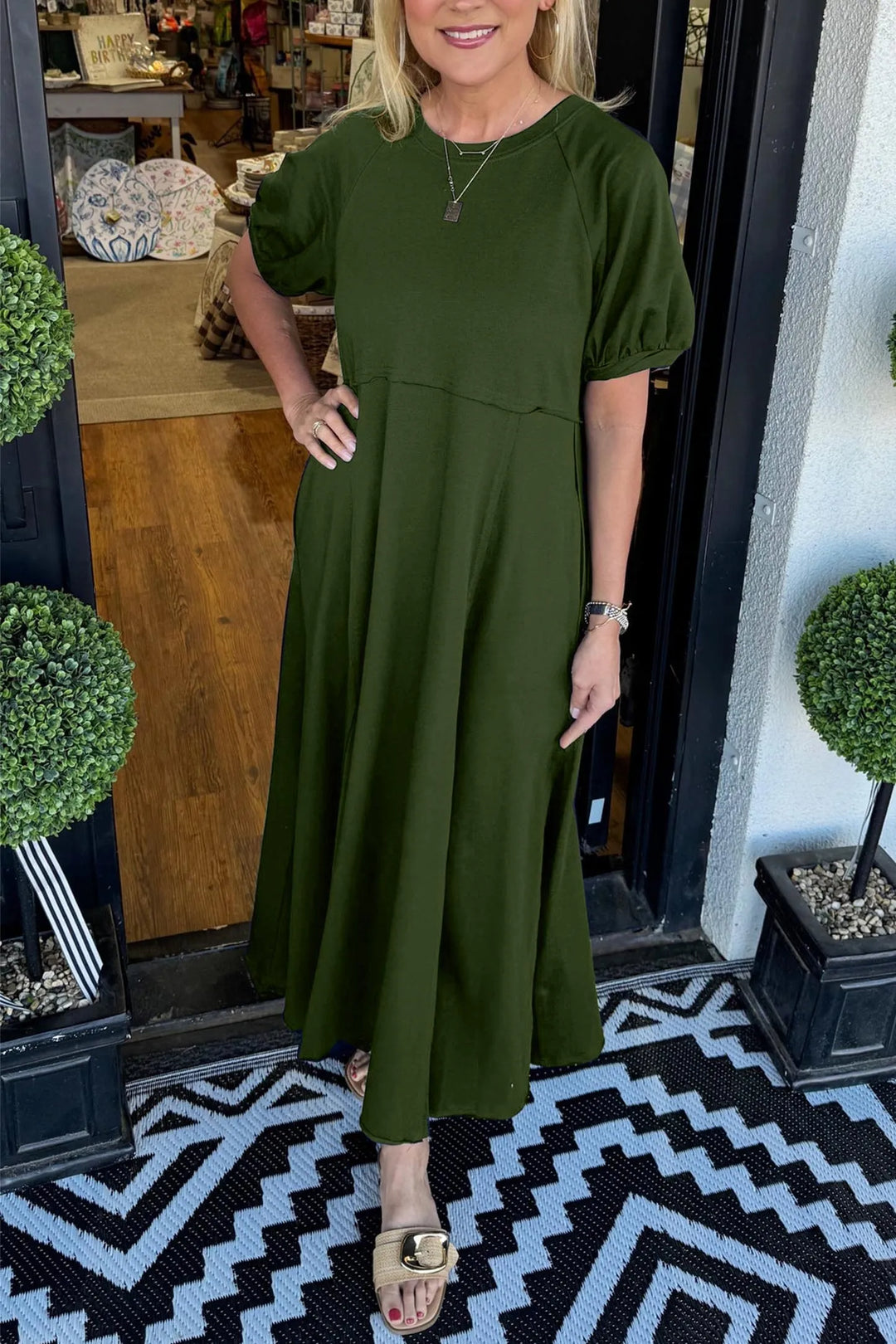 Elegant Maxi Dress with Puff Sleeves and Round Neck