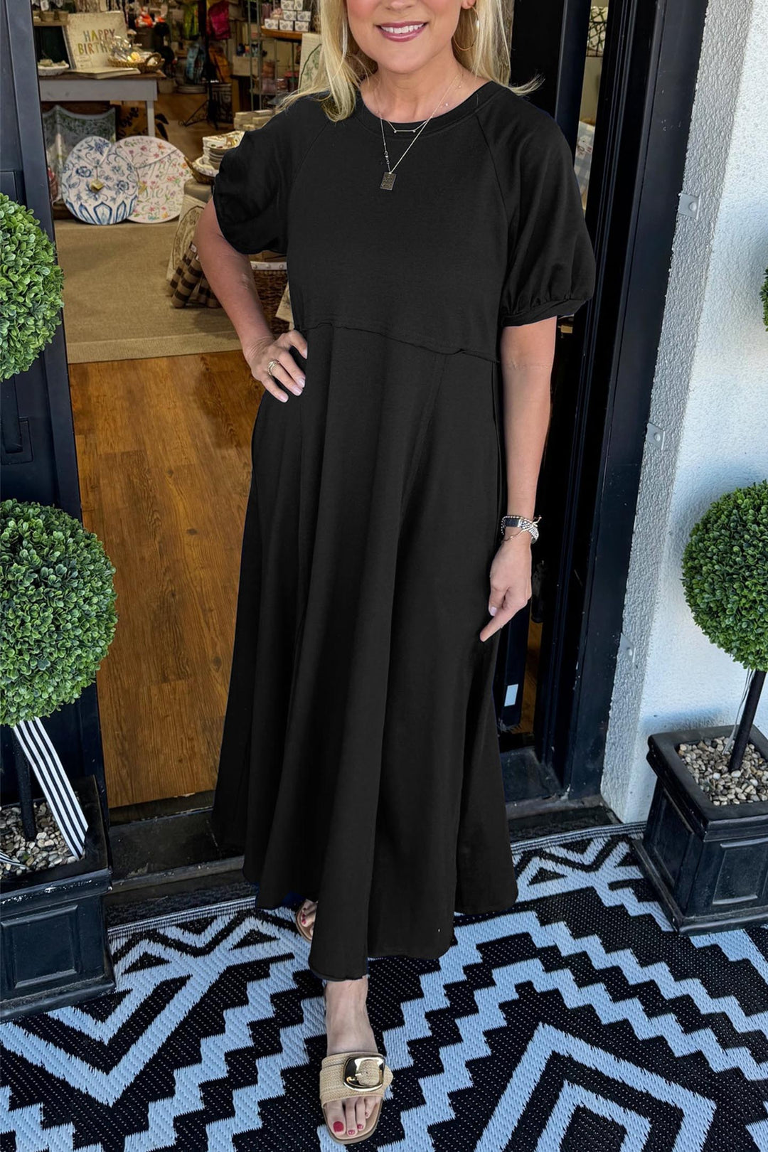 Elegant Maxi Dress with Puff Sleeves and Round Neck