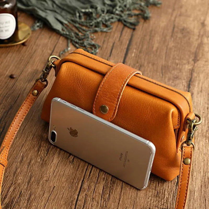 Herdis | Classic and compact bag in warm cognac shade
