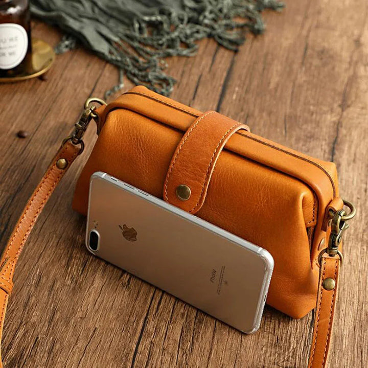 Herdis | Classic and compact bag in warm cognac shade